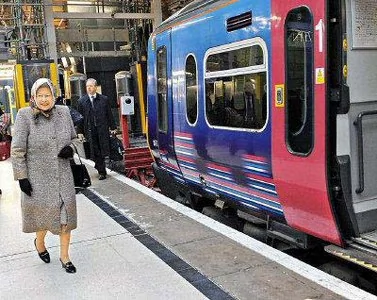 英女王搭火车微服出巡 车上乘客全吓傻