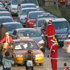 指揮車輛的人也穿上了聖誕老人服