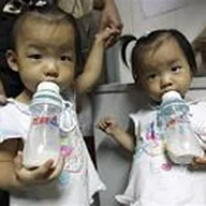 中國兒童在喝牛奶(資料照片)