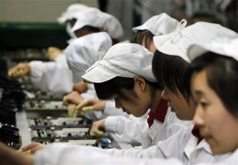 富士康在深圳廠區的工人正在工作