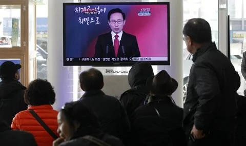 韩国民众1月2日在首尔火车站观看总统李明博的新年讲话电视报道