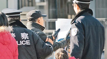 保钓人士（左三）于日本驻华大使馆外宣读抗议信。 （法新社图片）