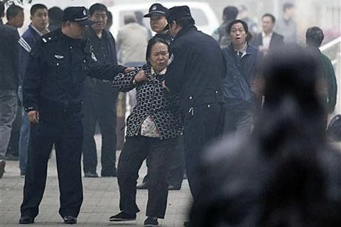 中国一些民众认为遭到政府官员不公对待而上访，一名上访妇女被北京警察拘押