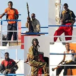 一组索马里海盗手持AKM来福枪和RPG-7火箭助推榴弹发射器等武器