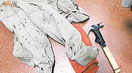 警方缴获抢匪犯案用锤子及衣物。 （本报深圳传真）