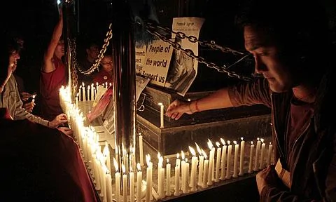 流亡喇嘛点燃蜡烛纪念四川格尔登寺自焚的喇嘛(资料照片)