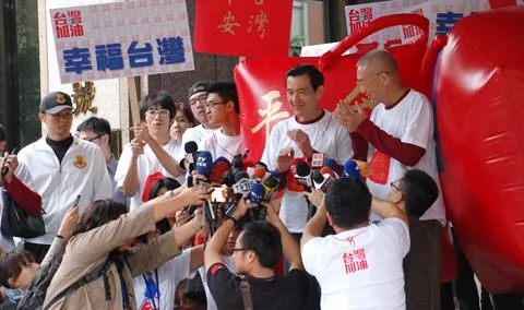 台湾总统马英九在竞选期间对媒体讲话(资料照片)
