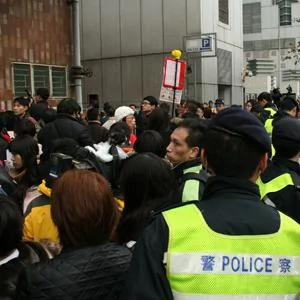 香港民众中联办外抗议北京教授冒犯港人