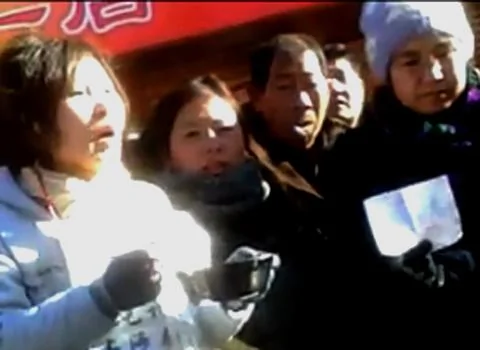 外地訪民除夕日在北京王府井乞討，吁無家可歸現狀受關注 