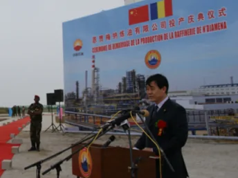 中石油公司副总裁薄启亮2011年6月29日在中乍合资恩贾梅纳炼油有限公司投产仪式上发表讲话。
