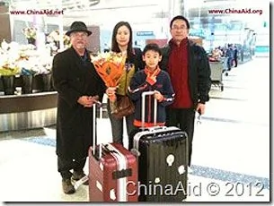 郭泉的妻兒抵達美國洛杉磯