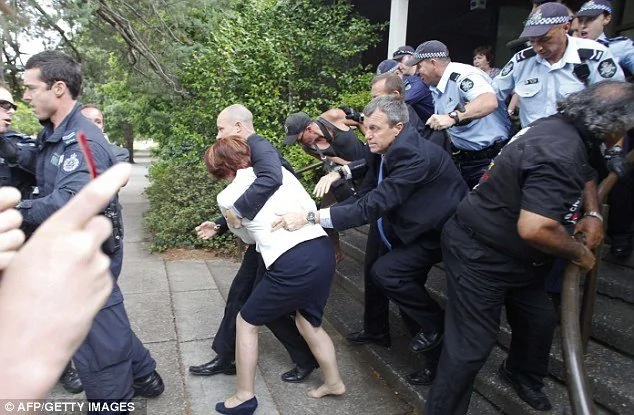 澳大利亚女总理国庆日遭抗议者围困 惊慌跑丢鞋(高清图)