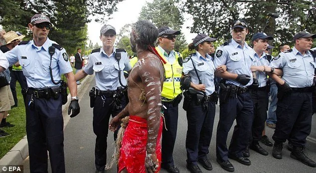 澳大利亚女总理国庆日遭抗议者围困 惊慌跑丢鞋(高清图)