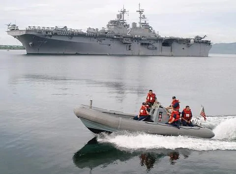 美国海军军舰埃塞克斯号抵达菲律宾苏比克湾前美军基地(2003年资料照)。