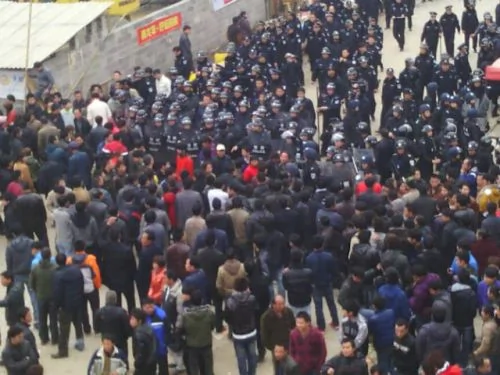 广西南宁千人围堵派出所 警持机枪与群众对峙