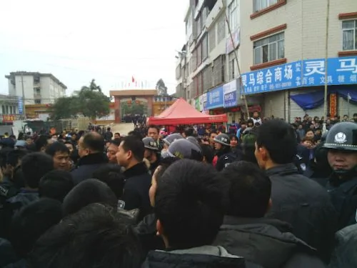 廣西南寧千人圍堵派出所 警持機槍與群眾對峙