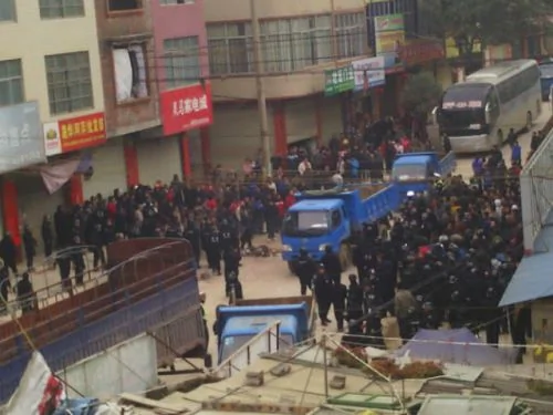 广西南宁千人围堵派出所 警持机枪与群众对峙