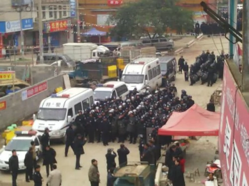 廣西南寧千人圍堵派出所 警持機槍與群眾對峙