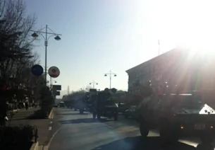 图片：1月31日，西藏首府拉萨街头，武警装甲车在街道巡逻。（姜先生提供）