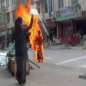 中國西南四川藏區藏族尼姑班丹曲措2011年11月3日在街頭自焚的視頻截圖