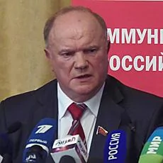 共產黨領袖久加諾夫在新聞發布會上