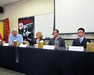 南加州大学讨论绝密舞台剧右起夏文韬、史坦博格、苏珊、柯文