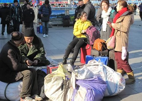 在北京站等候上车返乡的农民工 