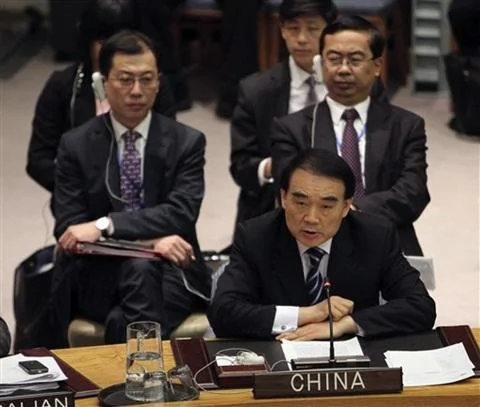 中国驻联合国代表李保东(前右)2月4日在安理会有关叙利亚问题会议上