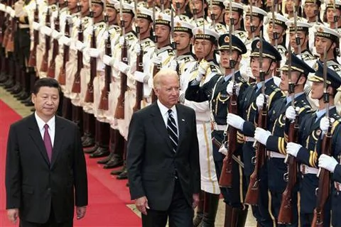 中国国家副主席习近平8月18日在北京欢迎到访的美国副总统拜登，两位领导人检阅仪仗队