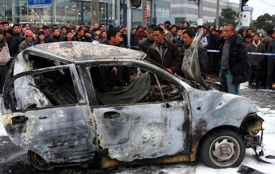 惨！上海失控轿车连撞两车 一对男女被烧死车内(现场图/慎入)