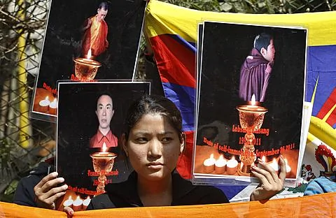 1月25號，一名流亡印度的藏人者舉著自焚藏人的照片