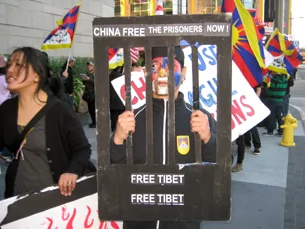 圖片：「西藏之友」號召逾二百位藏民高喊」停止殺戮」向習近平示威。(記者蕭融拍攝)