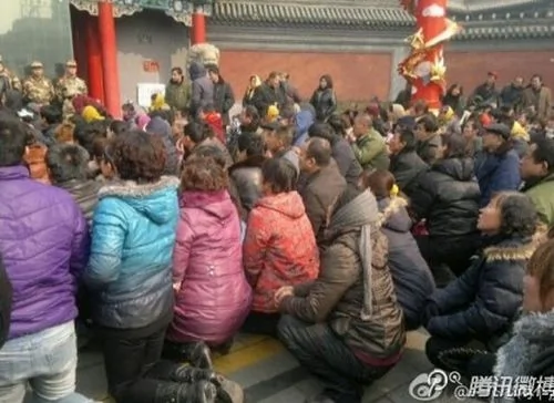 山西省政府門前數百人下跪