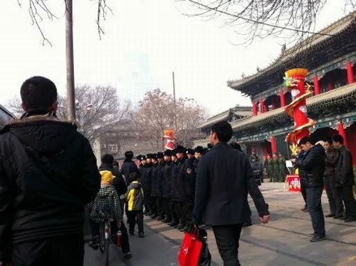 山西省政府门前数百人下跪