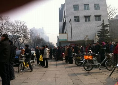 山西省政府門前數百人下跪