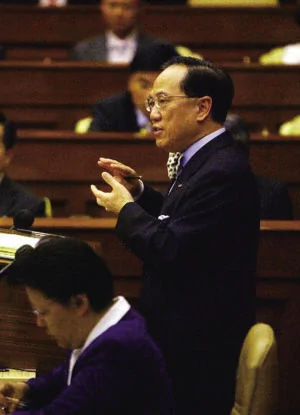 2007年7月，香港特别行政区行政长官曾荫权在立法会大楼会议厅出席立法会会议，回答议员的提问。这是第三届政府开始工作后第一次做答问大会。 资料图片