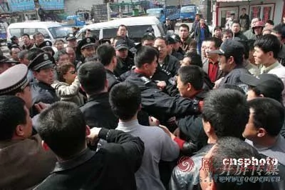 福建晋江万人殴打百名警察（是中国人请看） - 上海阿陶 - 上海阿陶的博客