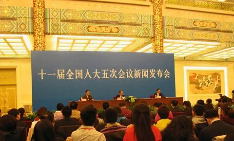 中国全国人大发言人李肇星在北京举行新闻发布会