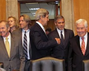  克鲁尼(右二)与参议员们交谈   