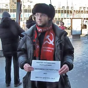 3月10日莫斯科反政府示威中一名被取締「民族布爾什維克」組織支持者。手中標語大意是：反對普京政治迫害，反對在俄羅斯內務部中設立針對異議人士的「打擊極端勢力中心」