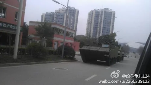 重慶街頭頻頻出現軍用裝甲車 上海滿載坦克火車北駛