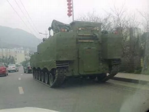 重庆街头频频出现军用装甲车 上海满载坦克火车北驶