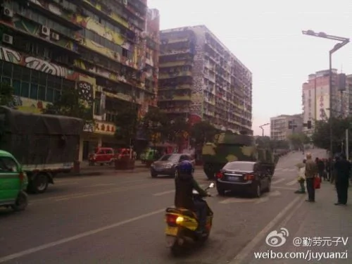 重慶街頭頻頻出現軍用裝甲車 上海滿載坦克火車北駛