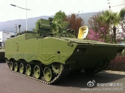 重庆街头频频出现军用装甲车 上海满载坦克火车北驶