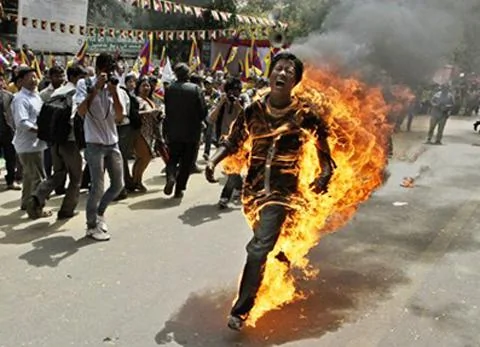 一名藏人3月26日在中共國家主席胡錦濤訪問印度之前在印度首都新德里的一次抗議活動中自焚
