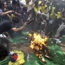 一名青年藏人3月26日为抗议中共国家主席胡锦涛访问印度与中国的西藏政策在新德里的示威活动中自焚身亡