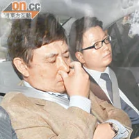 郭炳聯（左）昨日下午被帶返廉署總部。