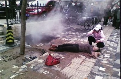 北京行人路塌陷女子跌入熱水坑 全身90%燙傷