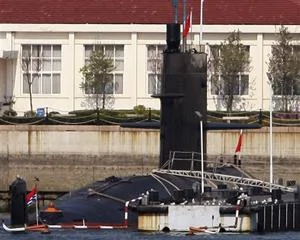 中国海军的一艘潜艇2009年4月21日停泊在青岛港口
