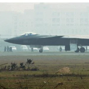 一架據報是中國的隱形戰機2011年1月7日停在成都的一個機場